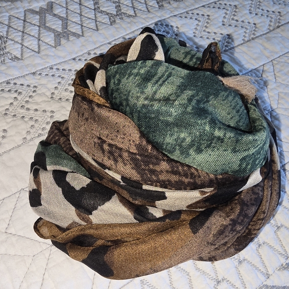 Leopard Print Scarf with Tassels 72 X 30 - Picture 4 of 4